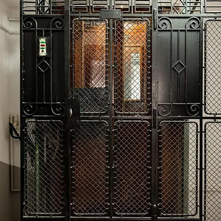 Qult - Misty Night Apartment