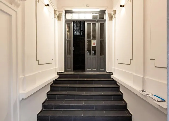 Qult - Misty Night * 부쿠레슈티